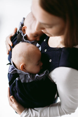 Frau trägt Zwillinge in Weego TWINS Babytragesack. Blick von oben rechts.