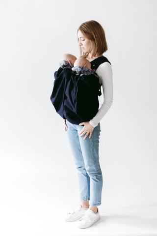 Frau trägt Zwillinge in Weego TWINS Babytragesack. Frontalansicht.